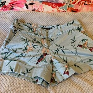 New York and Company blue humming bird and floral shorts, size 6